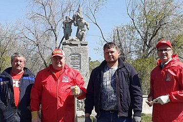 Депутаты навели чистоту в орском сквере